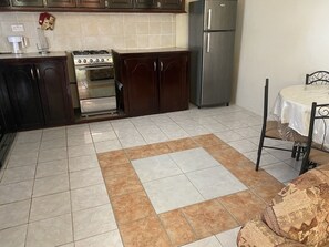 Interior - Lovely 2-bedroom 1 bath apt. with free parking (Choiseul)