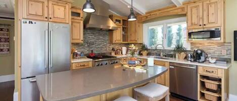 Kylskåp, mikrovågsugn, ugn och spishäll