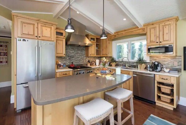 Fridge, microwave, oven, stovetop - La Villa upscale getaway, private deck w fire pit (Sunnyvale)