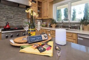 Fridge, microwave, oven, stovetop - La Villa upscale getaway, private deck w fire pit (Sunnyvale)