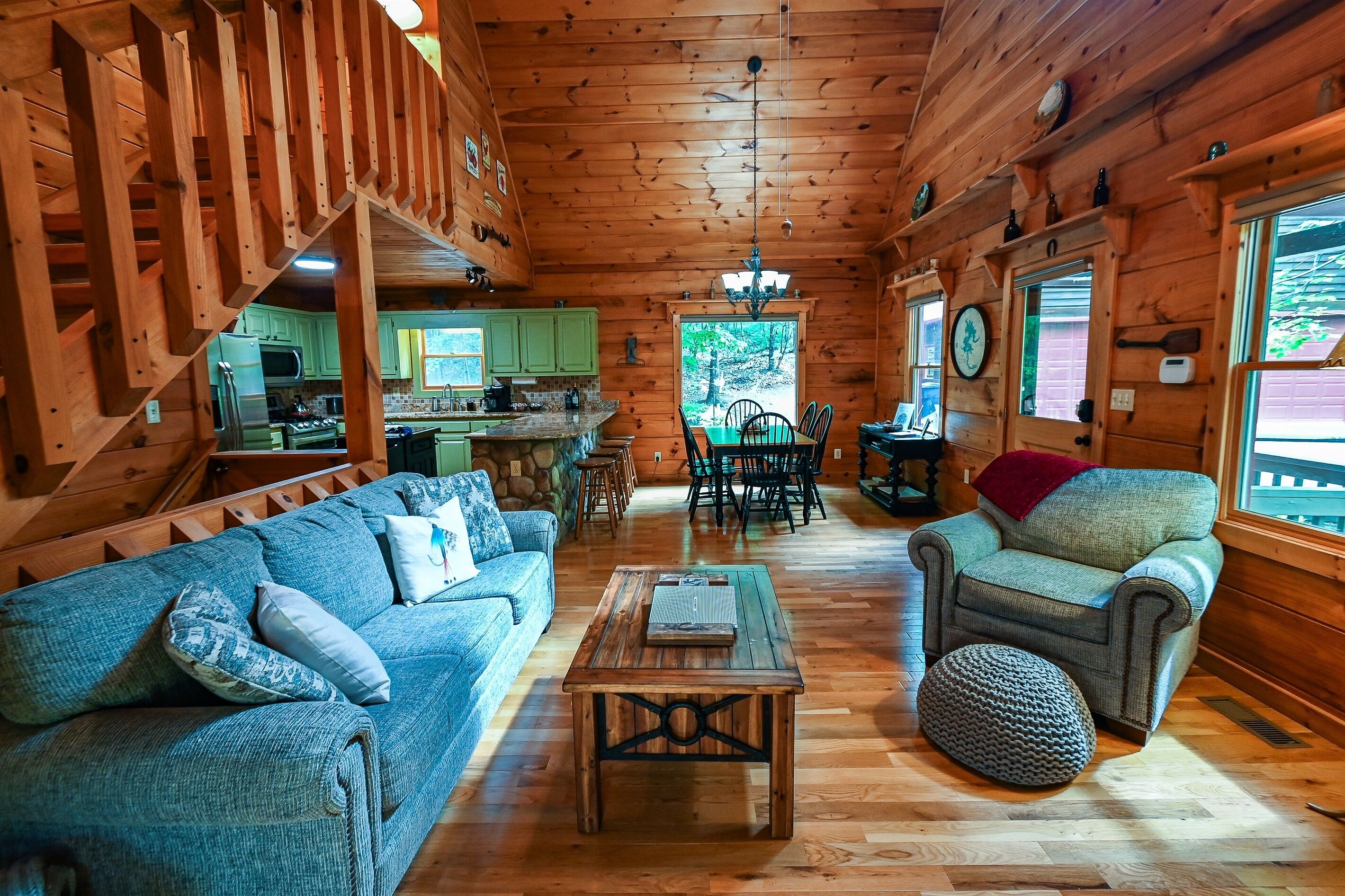 Tranquil 3/3 Cabin-Hot Tub, Game Rm, Fire Pit, Fireplace, Dogs Welcome