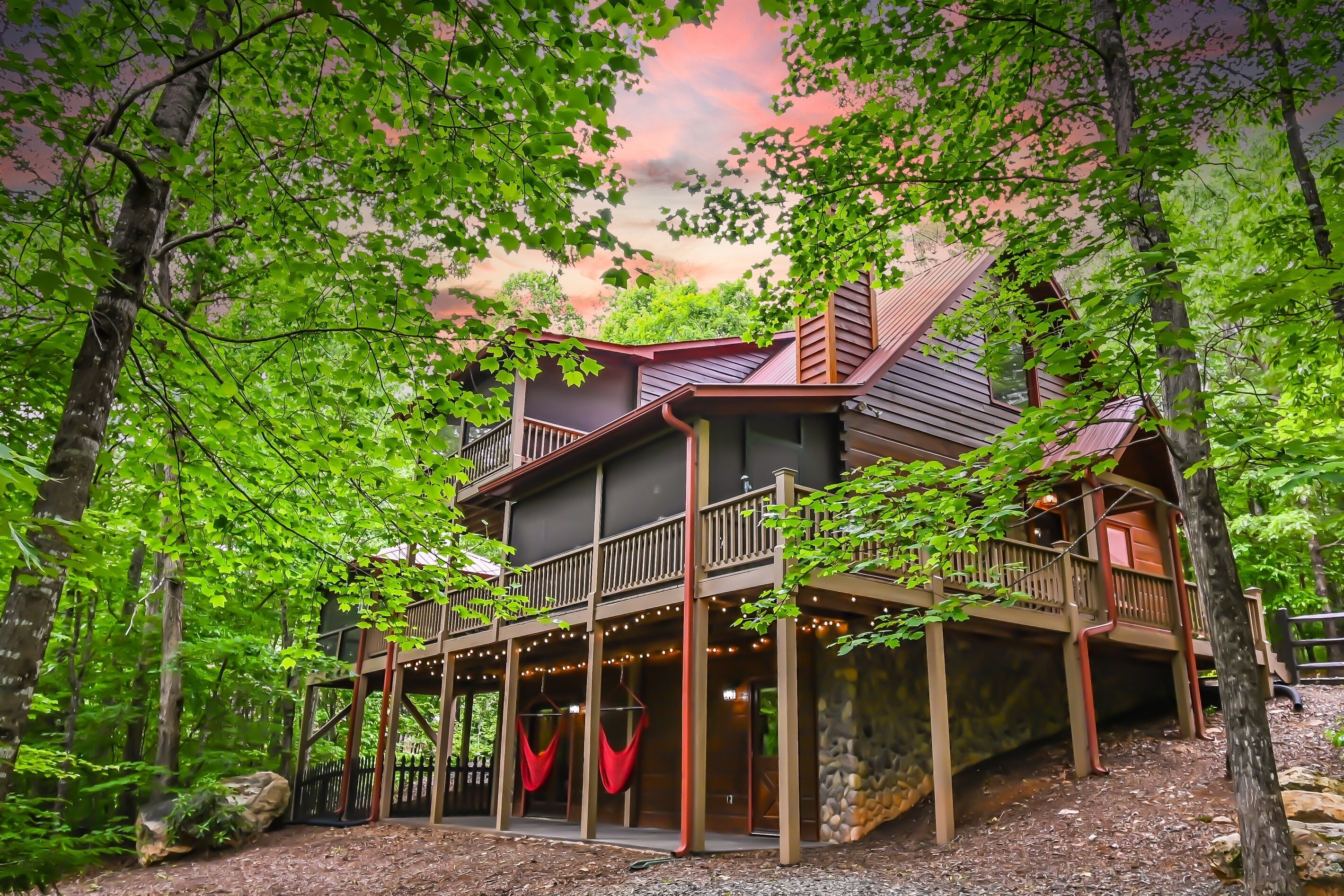 Tranquil 3/3 Cabin-Hot Tub, Game Rm, Fire Pit, Fireplace, Dogs Welcome