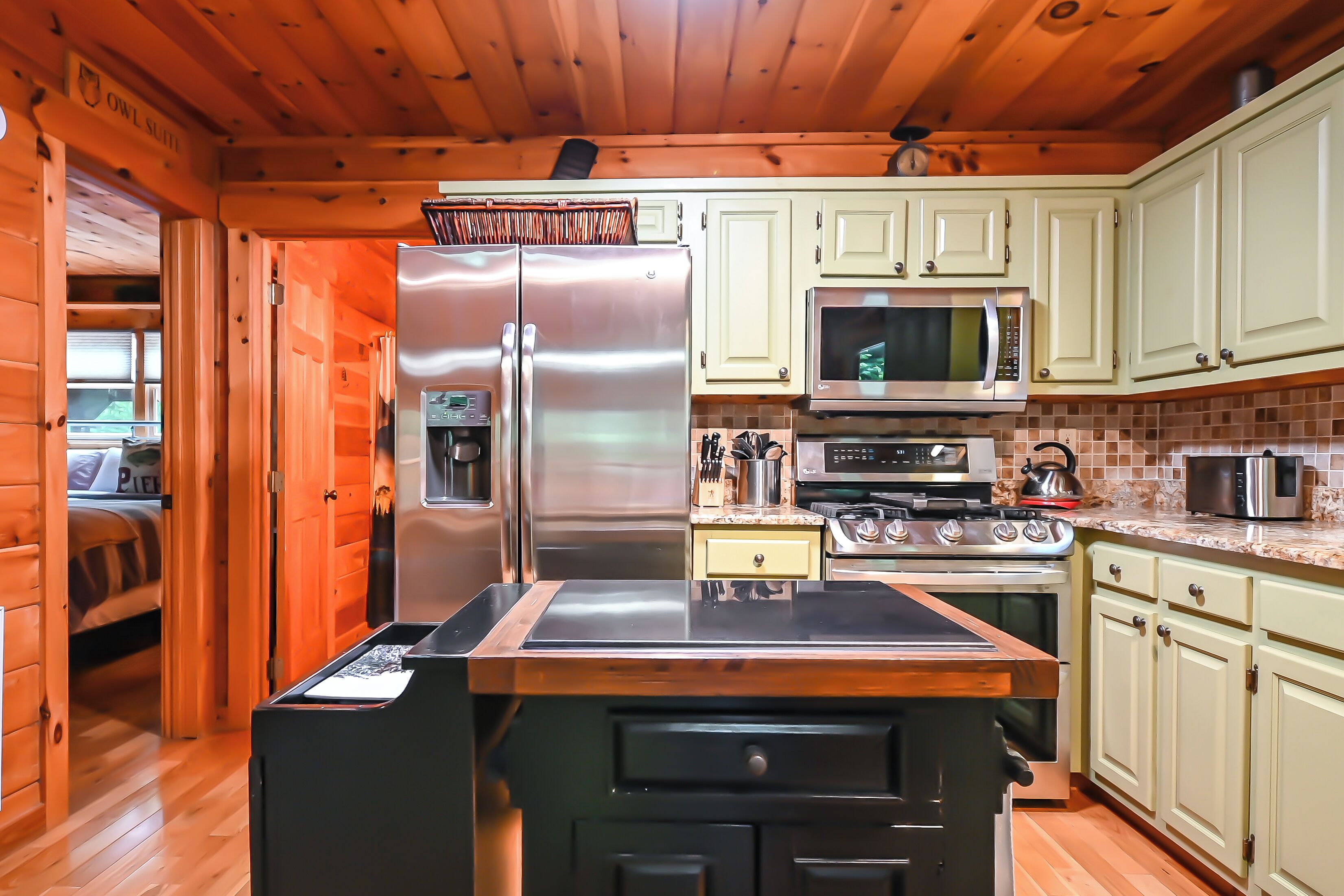 Tranquil 3/3 Cabin-Hot Tub, Game Rm, Fire Pit, Fireplace, Dogs Welcome