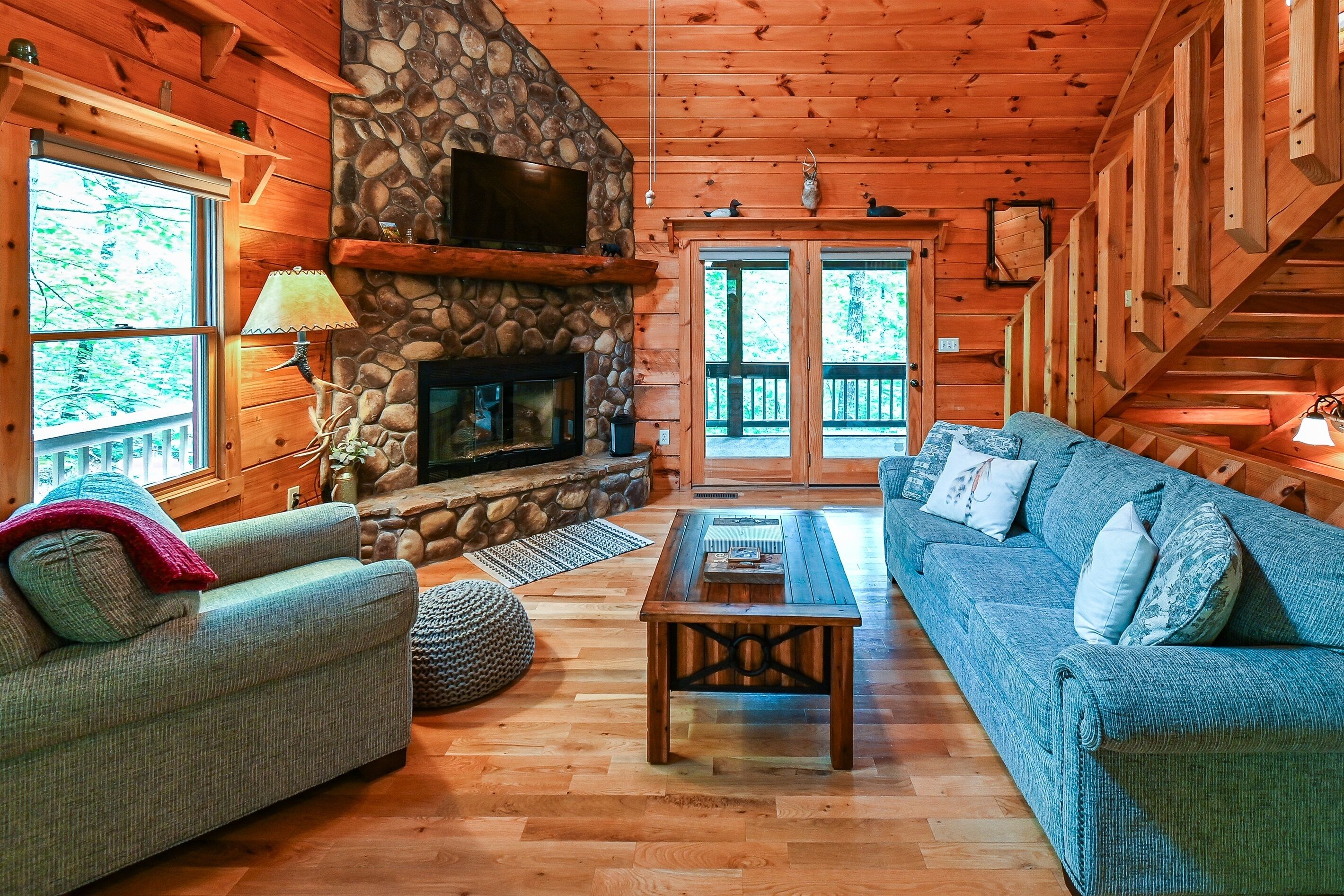 Tranquil 3/3 Cabin-Hot Tub, Game Rm, Fire Pit, Fireplace, Dogs Welcome