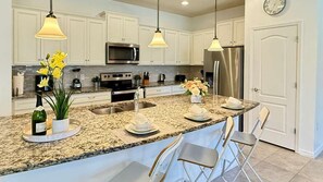 Jääkaappi, mikroaaltouuni, uuni, astianpesukone