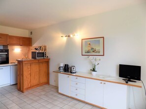 Een koelkast, een microgolfoven, een oven, een vaatwasser