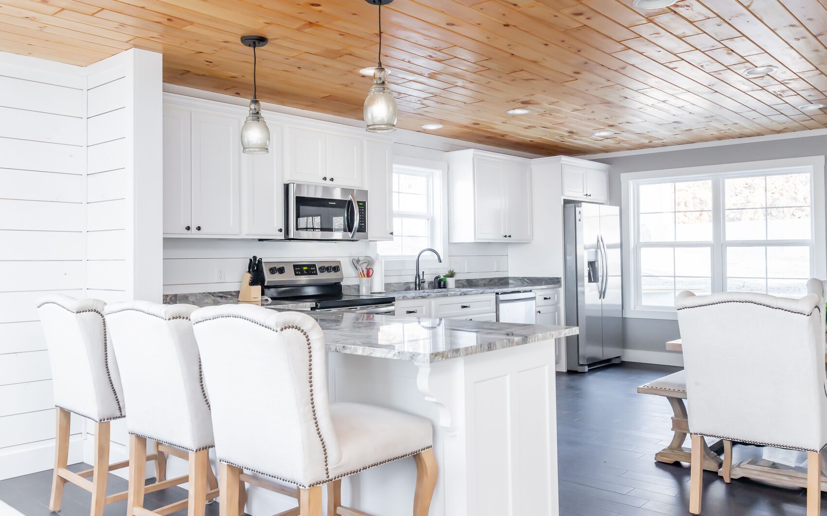 Luxurious Lakefront Paradise: Your Nolin Lake Oasis