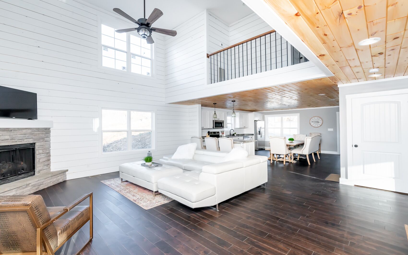 Luxurious Lakefront Paradise: Your Nolin Lake Oasis