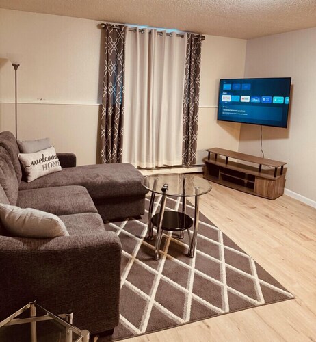 Lovely 1 Bedroom Apartment, onsite coin op Laundry