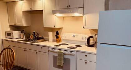 Lovely 1 Bedroom Apartment, onsite coin op Laundry