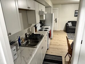 Réfrigérateur, four à micro-ondes, un four, surface de cuisson