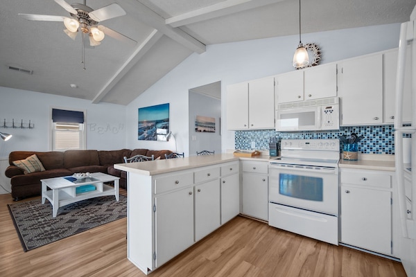 Geladeira, micro-ondas, fogão, cooktop