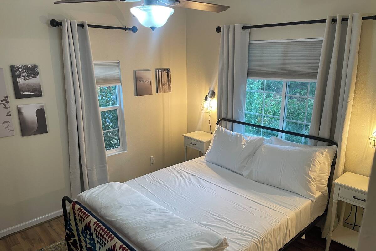 Cabaña familiar | Ropa de cama de alta calidad y espacio para trabajar con laptop 