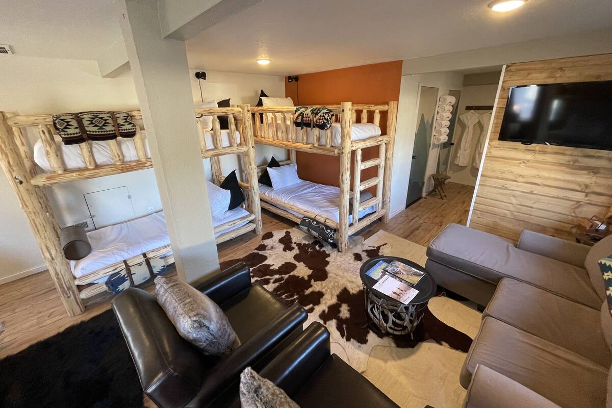 Habitación familiar | Ropa de cama de alta calidad y espacio para trabajar con laptop 