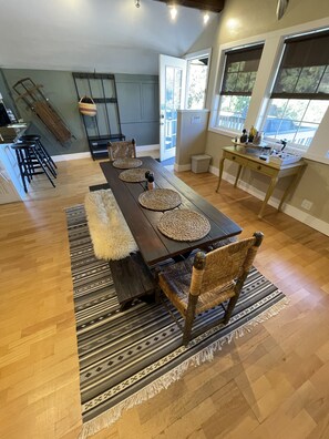 Signature Room | In-room dining - Yosemite Basecamp (Groveland)