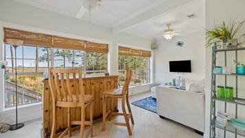 Een smart-tv en een open haard