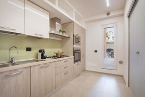 Kühlschrank, Mikrowelle, Ofen, Herdplatte