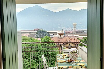 Apartment with balcony overlooking the lake