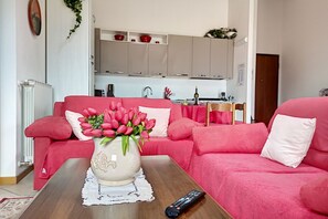 TV - Apartment with balcony overlooking the lake (Lovere)