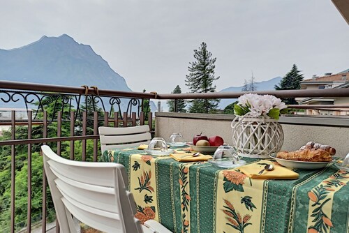 Apartment with balcony overlooking the lake