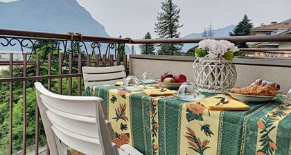 Apartment with balcony overlooking the lake