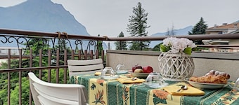 Apartment with balcony overlooking the lake