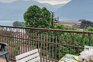 Outdoor dining - Apartment with balcony overlooking the lake (Lovere)