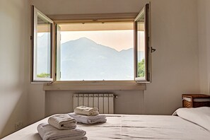 2 عدّة غرف نوم وواي فاي وملاءات أسرّة