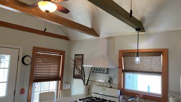 Réfrigérateur, un four, surface de cuisson, lave-vaisselle