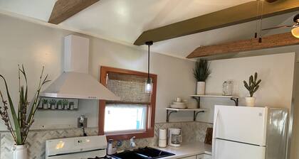 Contemporary Cottage in the heart of Mandeville