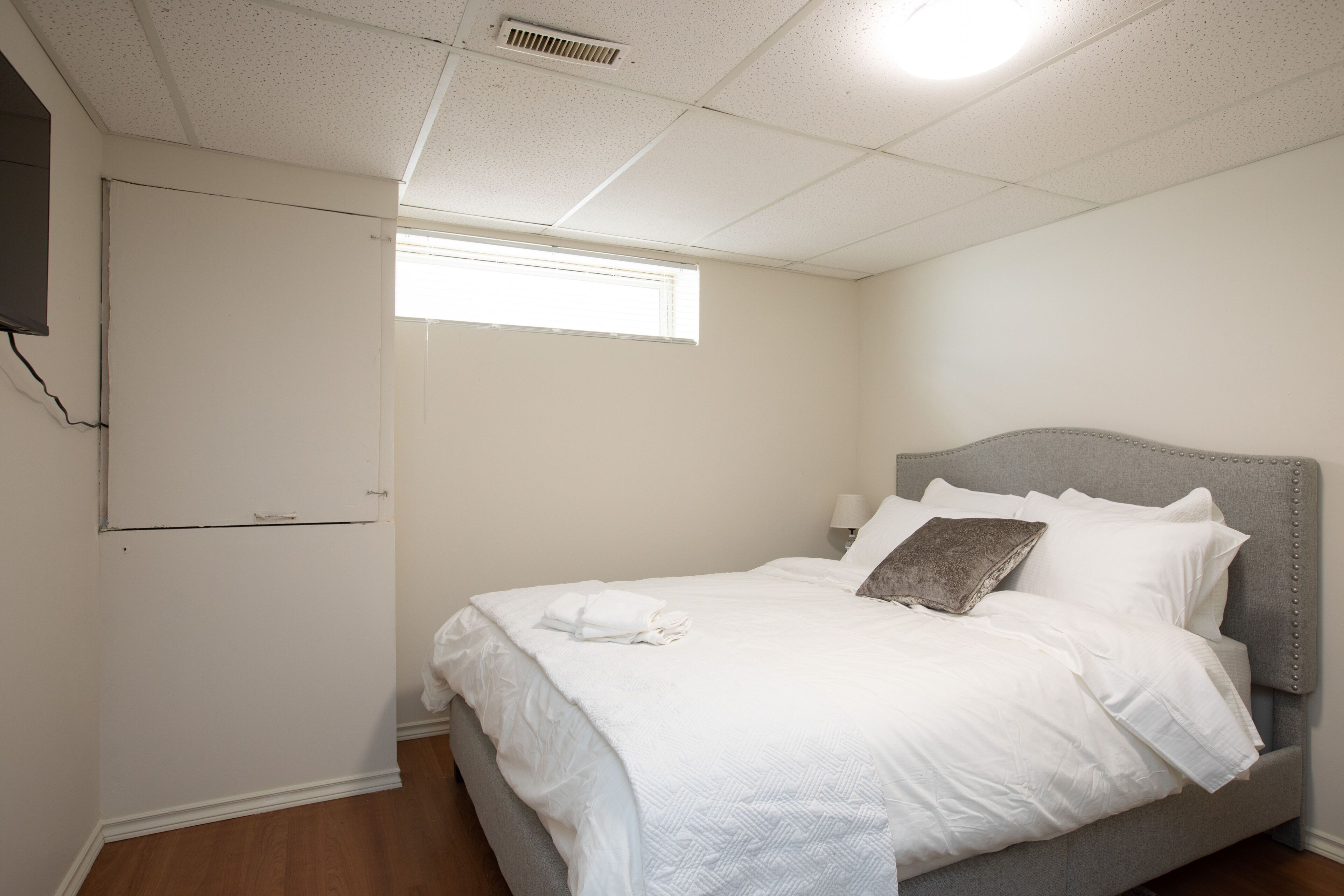 Entire Basement Unit - 2 min drive to University of Manitoba, Winnipeg