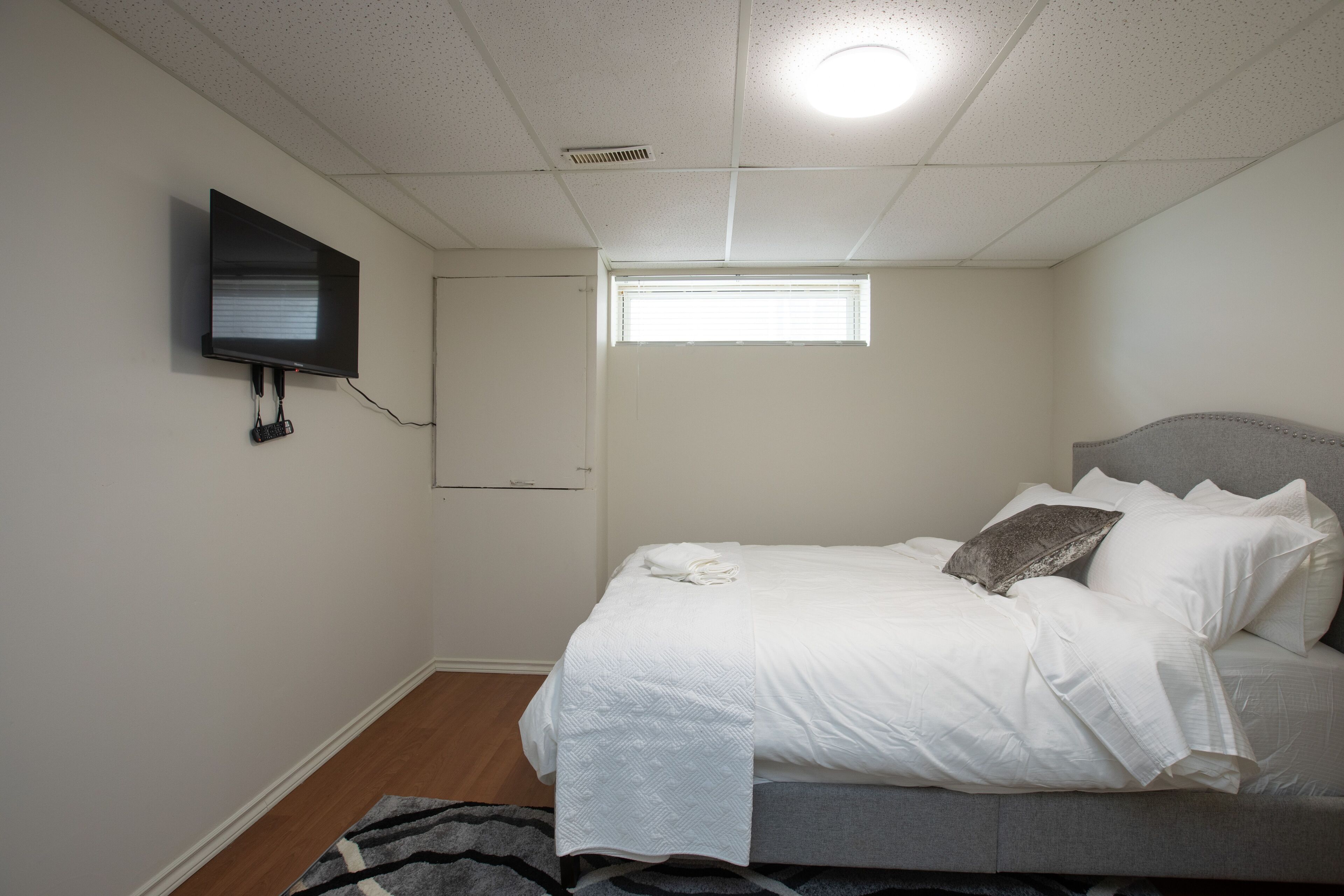 Entire Basement Unit - 2 min drive to University of Manitoba, Winnipeg