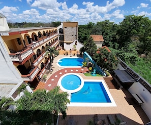 3 piscinas al aire libre, sombrillas, sillones reclinables de piscina