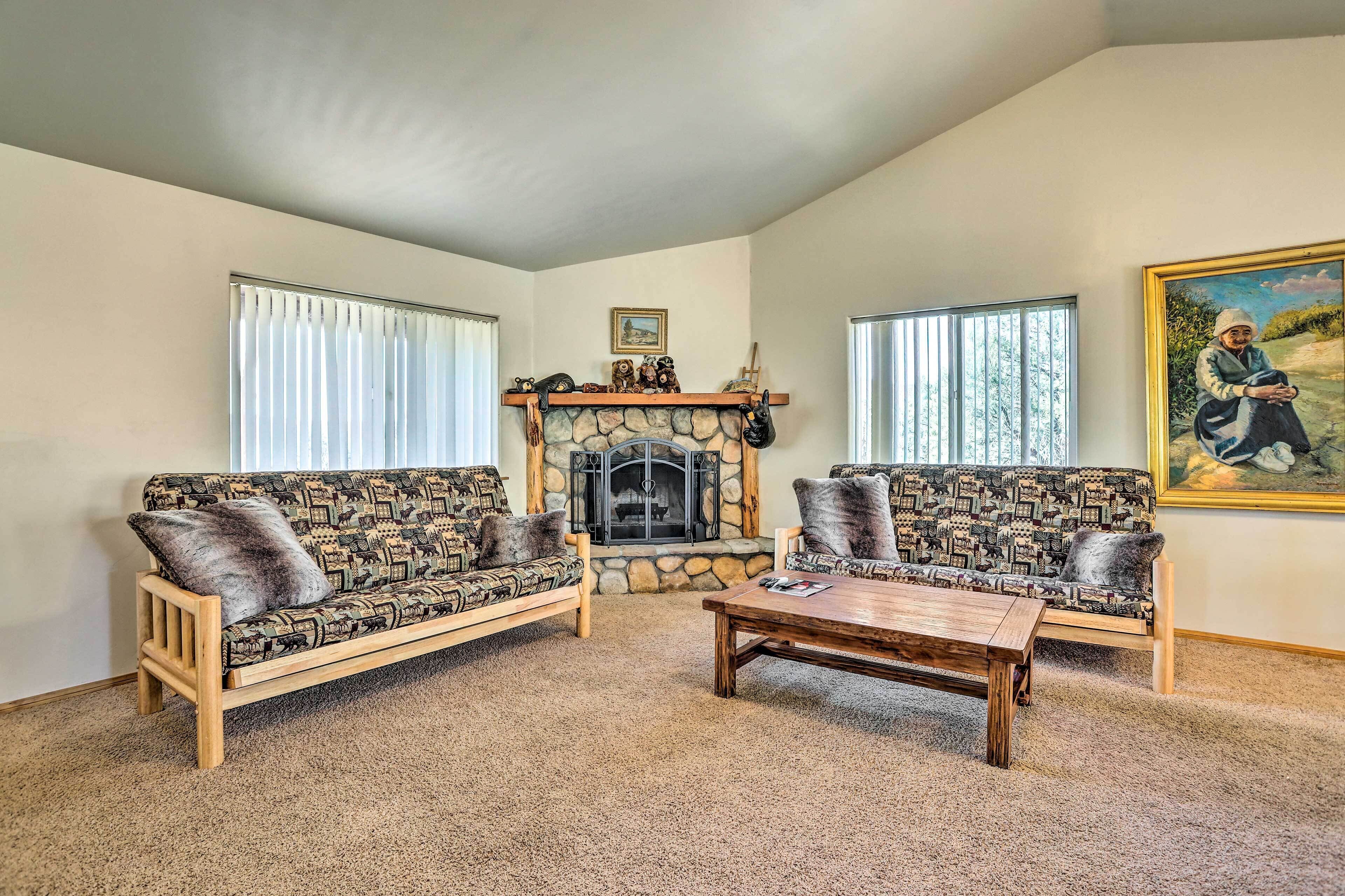 Stunning Big Bear Cabin ~ 9 Mi to Ski Resorts