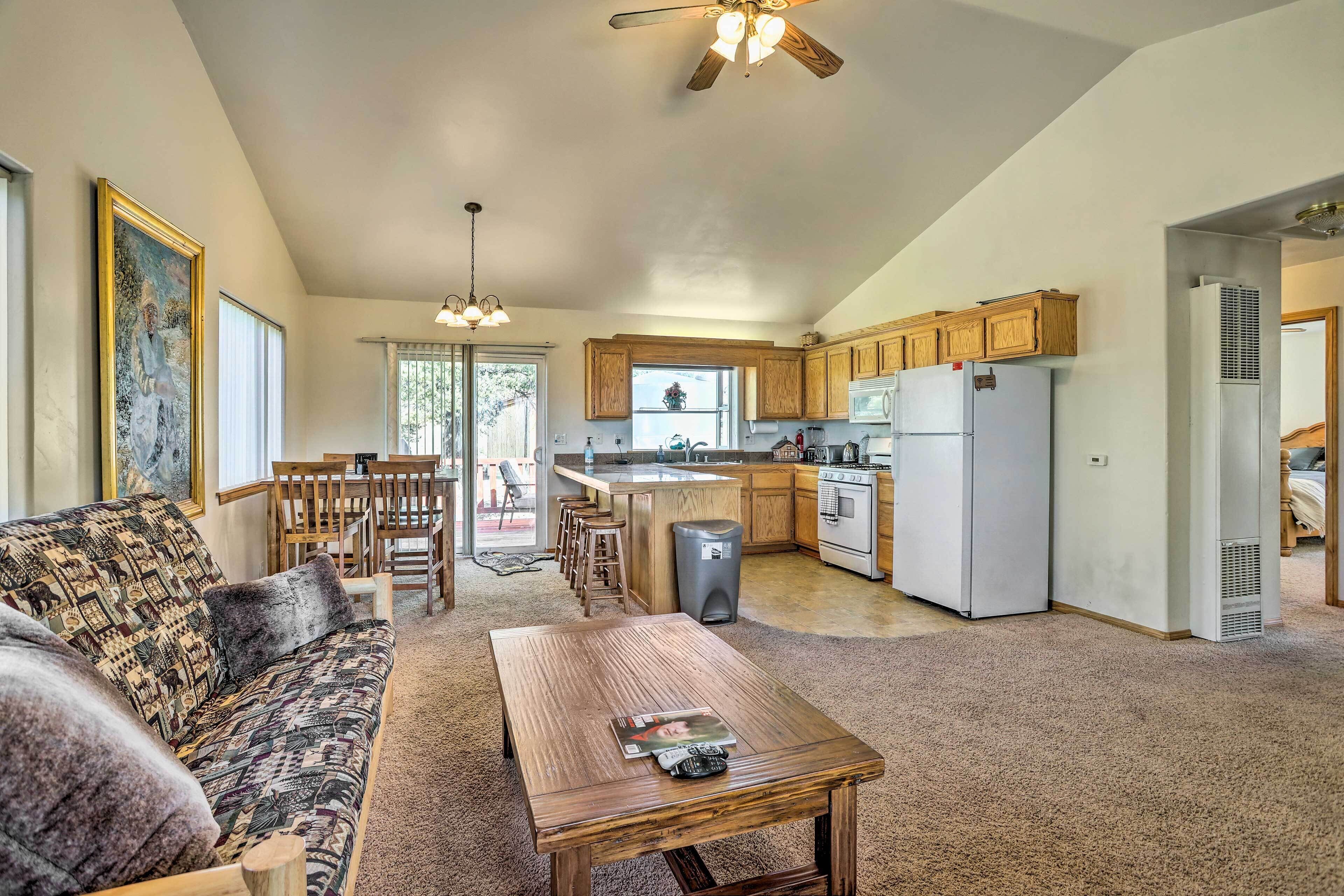 Stunning Big Bear Cabin ~ 9 Mi to Ski Resorts