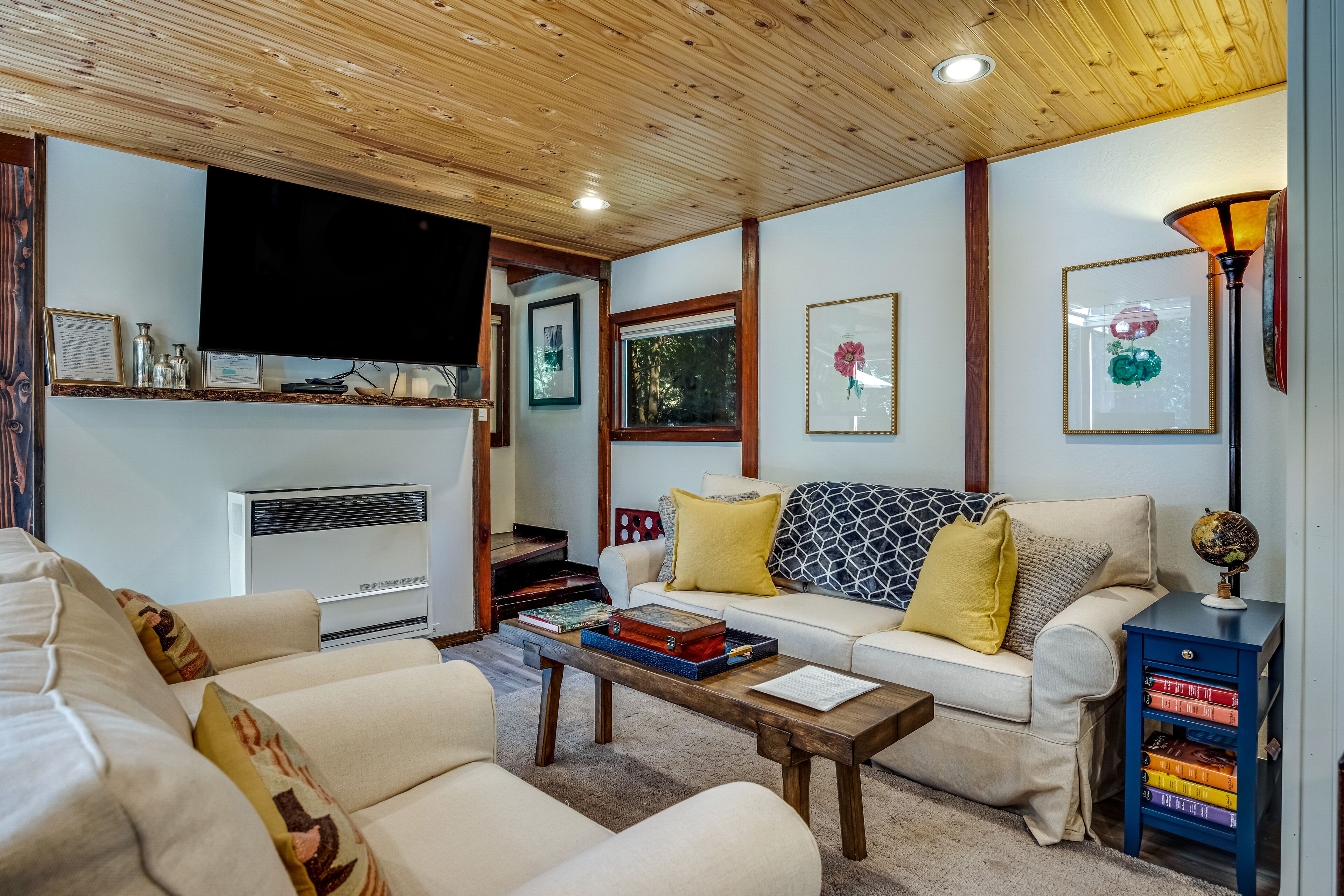 Sunlit home near river with hot tub, washer/dryer, firepit - dogs OK