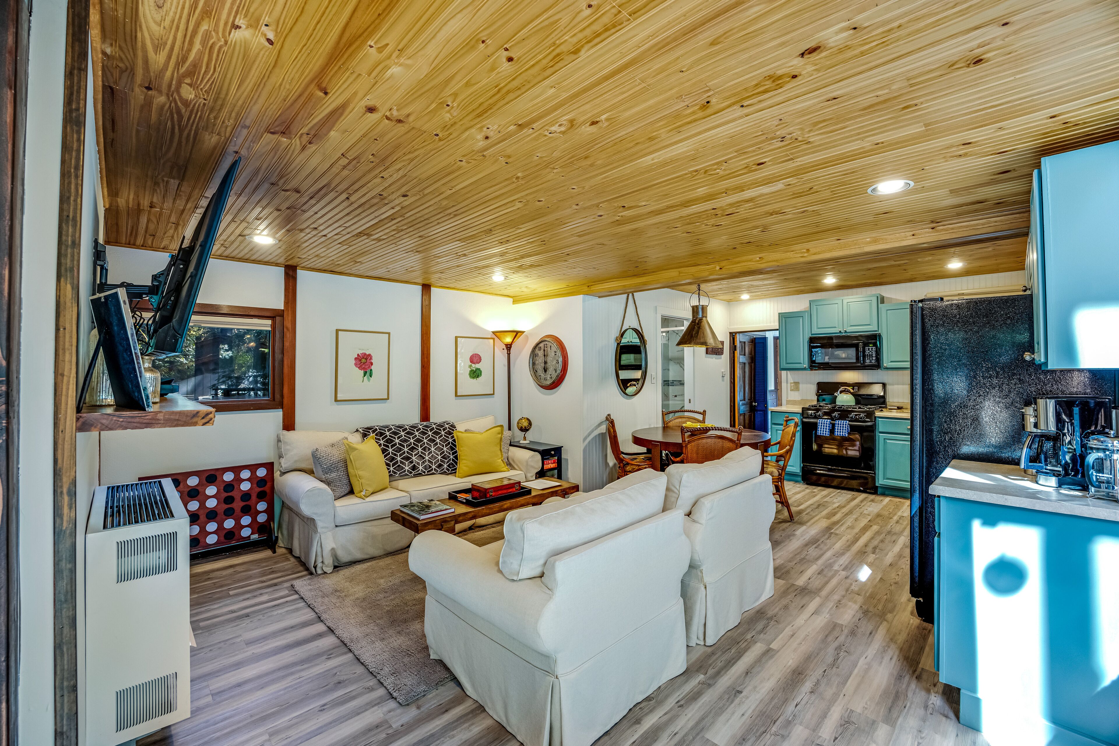 Sunlit home near river with hot tub, washer/dryer, firepit - dogs OK