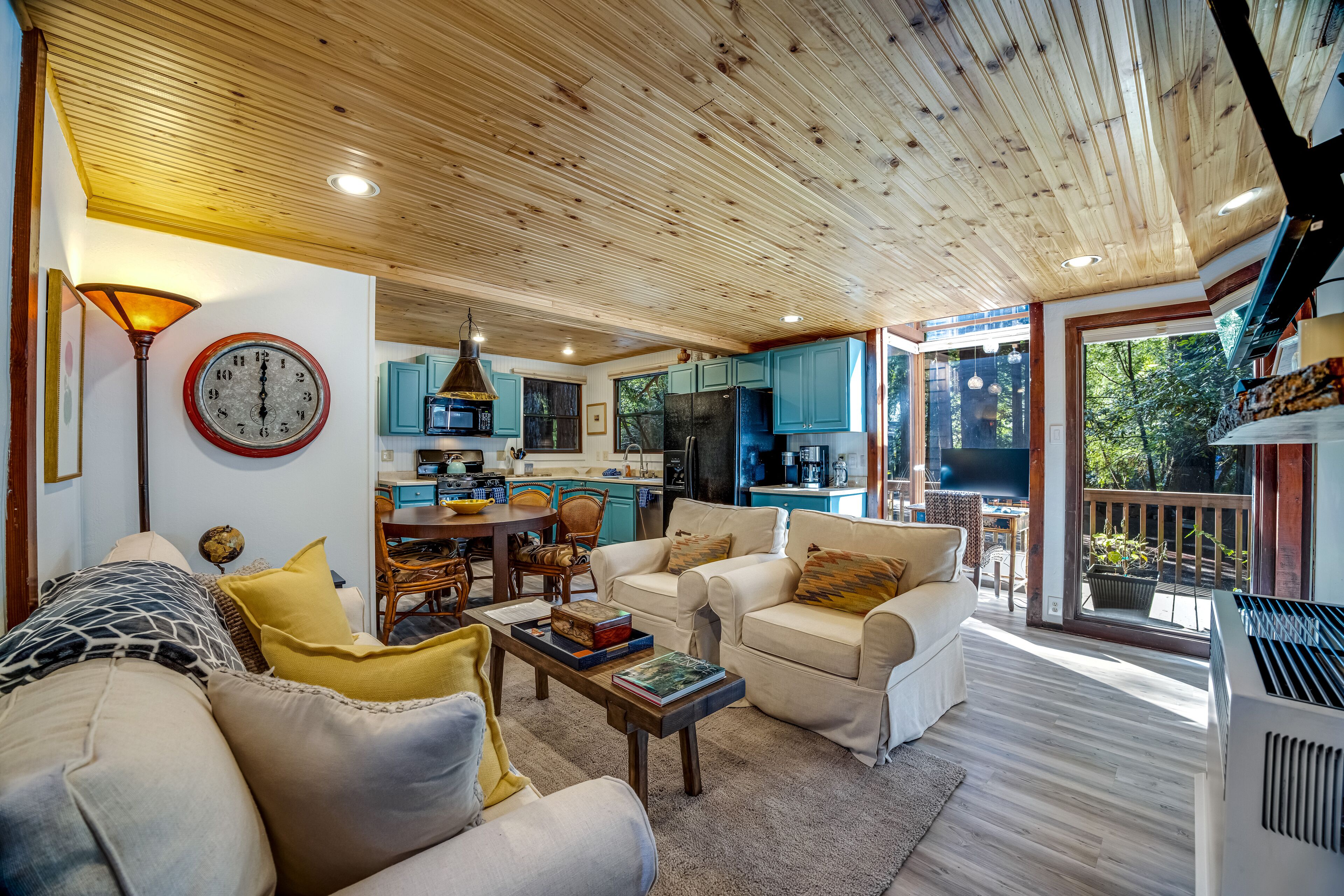 Sunlit home near river with hot tub, washer/dryer, firepit - dogs OK