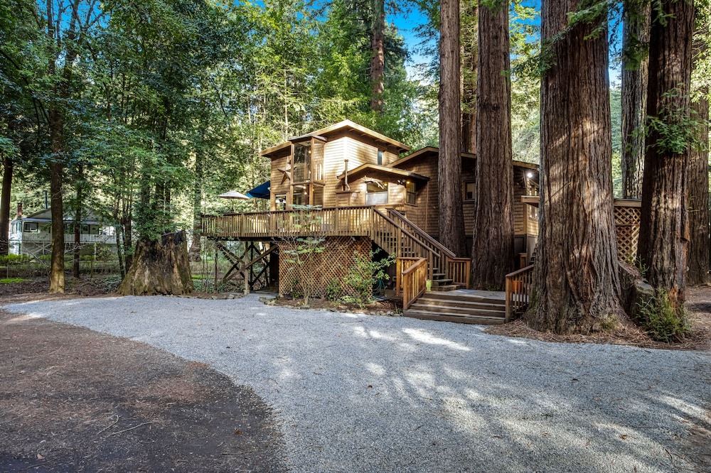Sunlit home near river with hot tub, washer/dryer, firepit - dogs OK