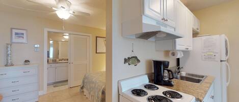 Réfrigérateur, micro-ondes, plaque de cuisson, cafetière/bouilloire