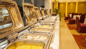 En buffet med forskellige retter og et tæppe på gulvet.
