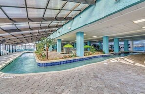 Alberca techada y alberca al aire libre