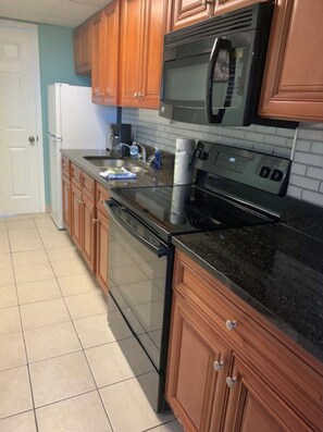 冰箱、微波炉、烤箱、炉灶