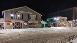 Un immeuble avec une enseigne indiquant « Simnekill Square » et un salon de coiffure.