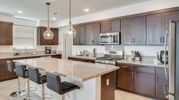 Fridge, microwave, stovetop, dishwasher