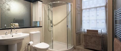 Badewanne, Haartrockner, Handtücher, Seife