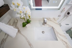 Dusche, Haartrockner, Handtücher, Shampoo