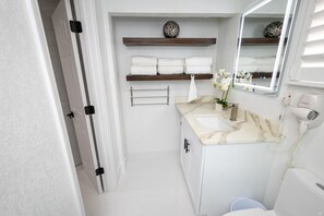 Dusj, hårføner, håndklær og sjampo