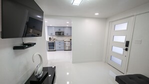 Una cocina moderna con armarios grises, un microondas y un lavavajillas.