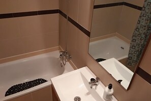 Combined shower/tub, bidet